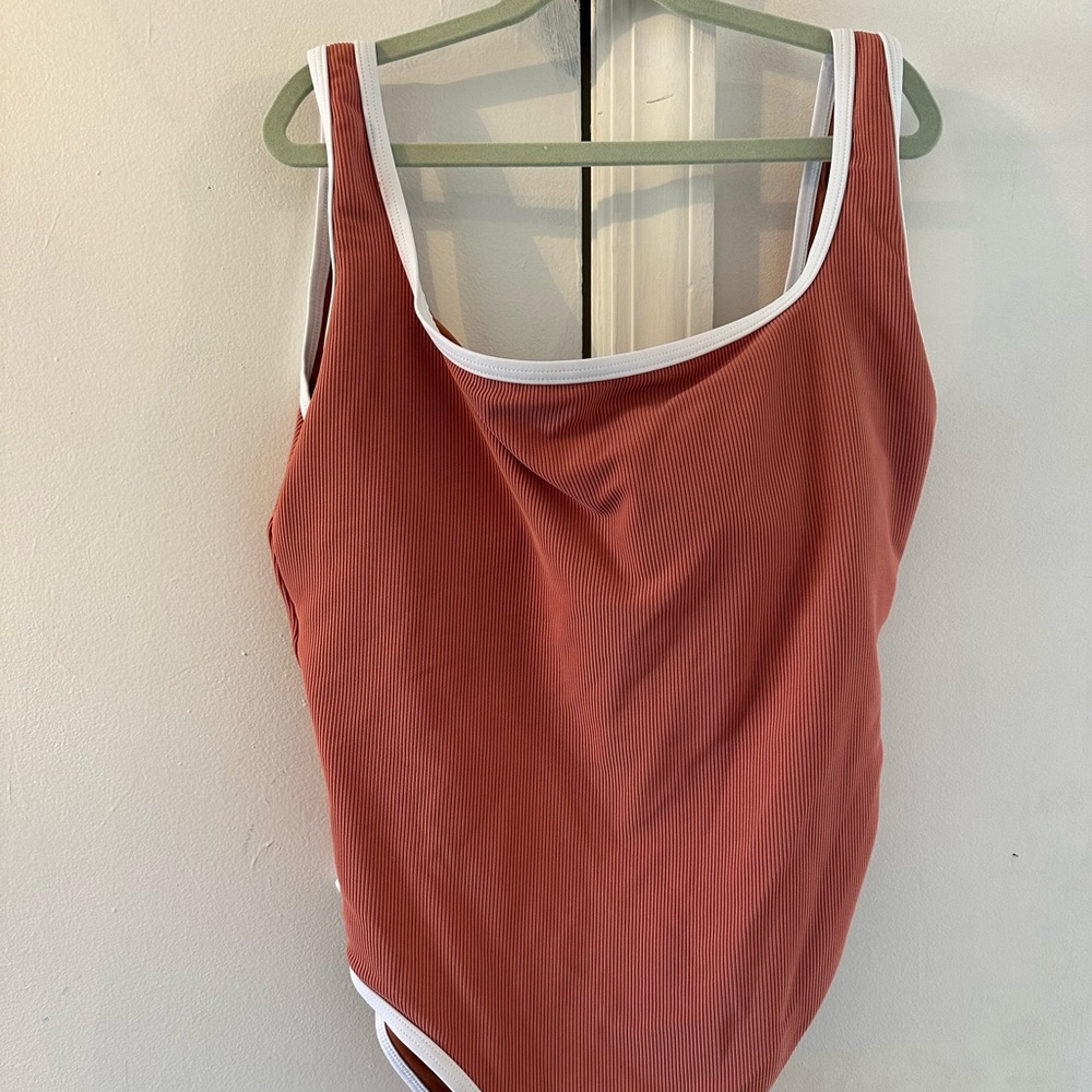 Lain snow Ocean isle one piece in sangria size XL NEVER WORN